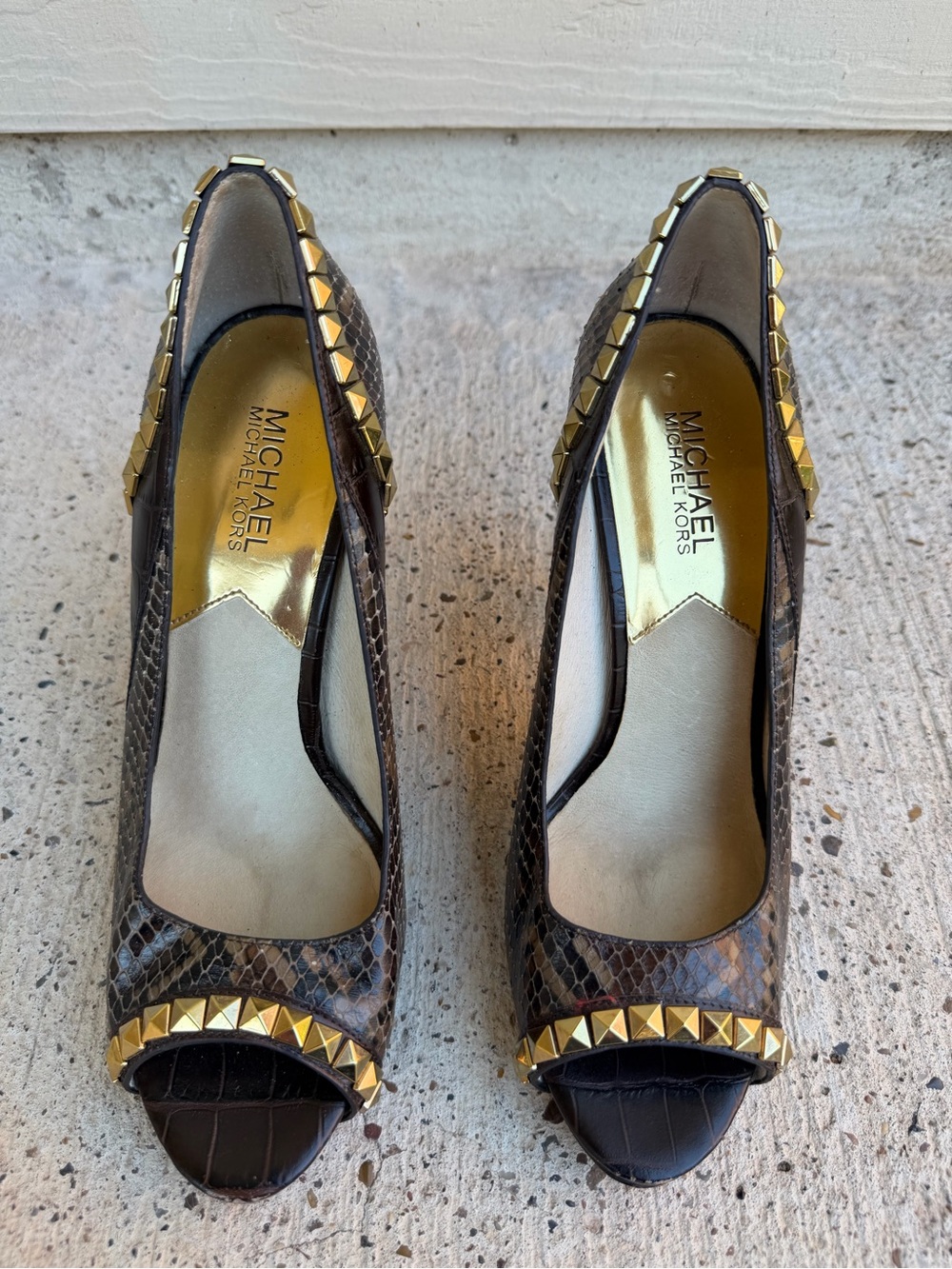 Michael Kors Ella Peep Toe Studded Snake Embossed Pumps Brown Size 9